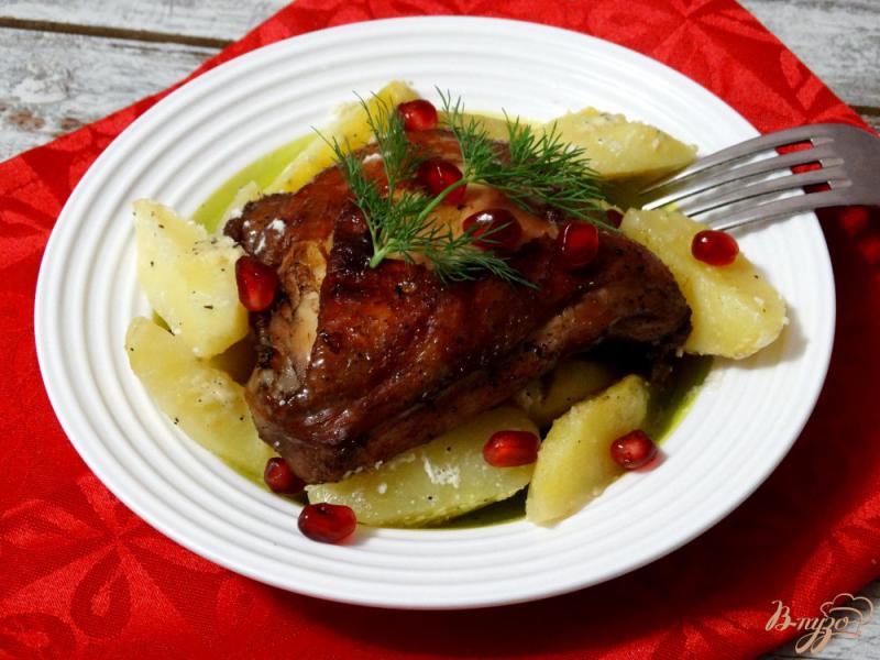 Фото приготовление рецепта: Курица в гранатовом маринаде с запеченным картофелем шаг №7