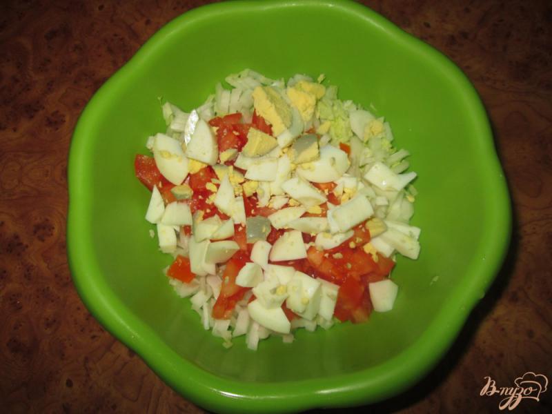 Фото приготовление рецепта: Салат с пекинской капустой и помидорами шаг №3