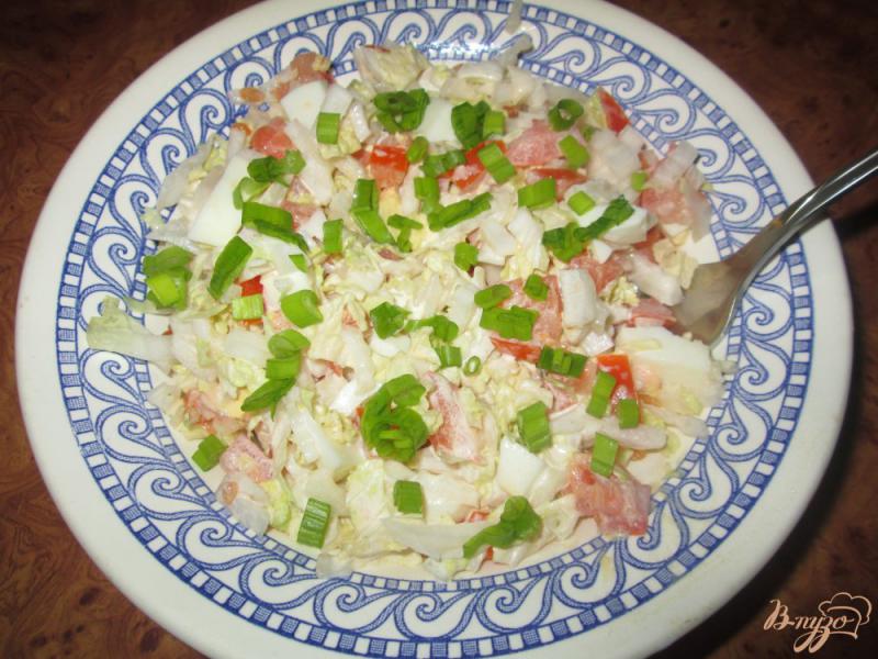 Фото приготовление рецепта: Салат с пекинской капустой и помидорами шаг №6