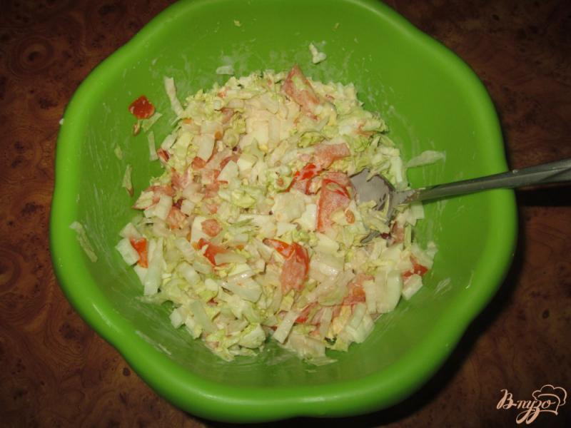 Фото приготовление рецепта: Салат с пекинской капустой и помидорами шаг №5