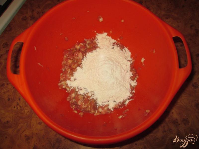 Фото приготовление рецепта: Фрикадельки с сырной начинкой шаг №4