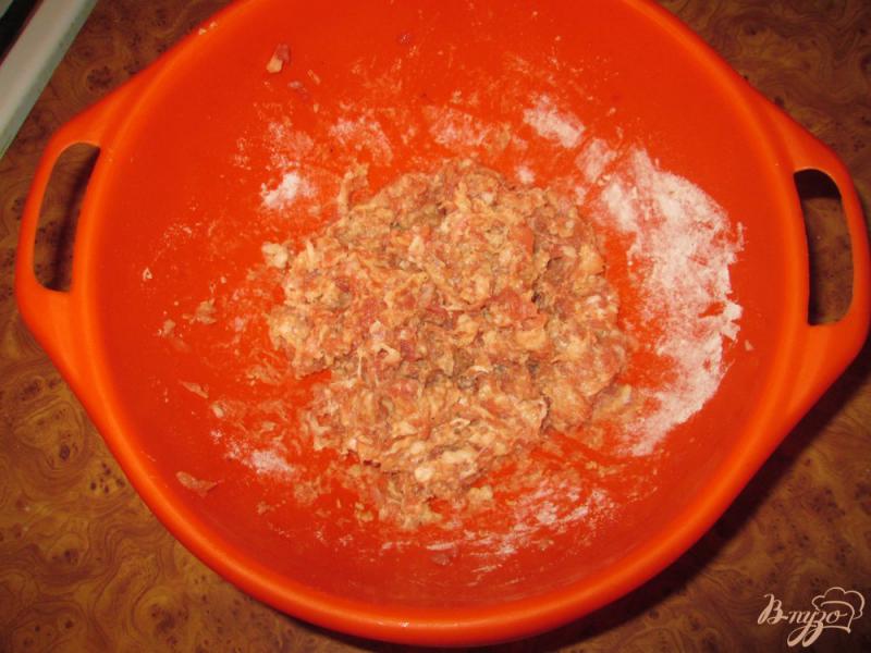 Фото приготовление рецепта: Фрикадельки с сырной начинкой шаг №5