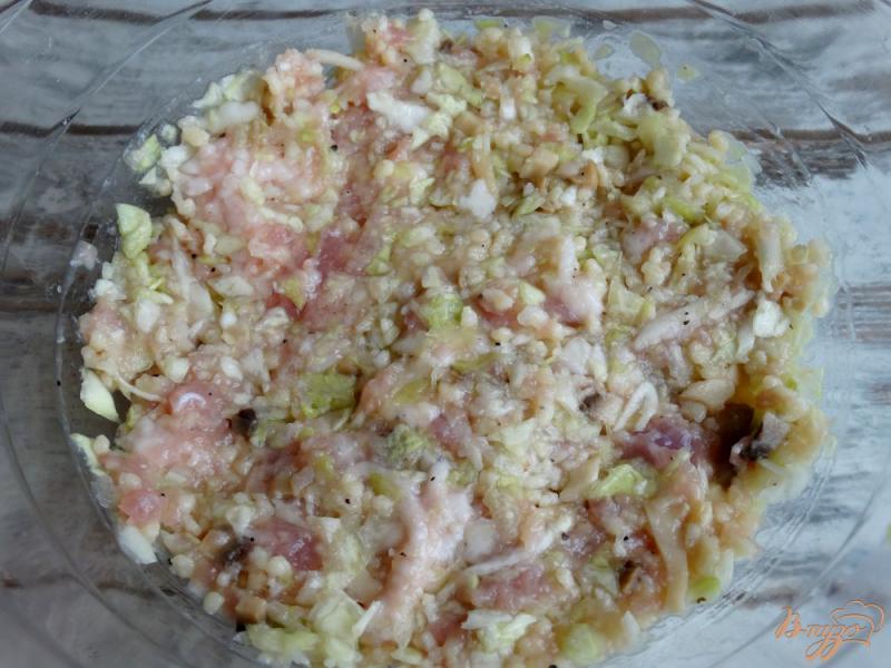 Фото приготовление рецепта: Ленивые голубцы со свининой, кускусом и грибами шаг №6