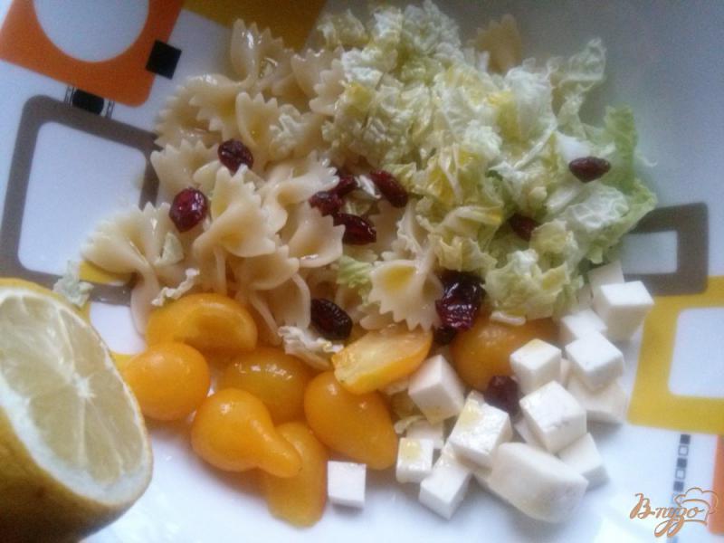 Фото приготовление рецепта: Салат с пастой, сыром фета и помидорами черри шаг №4