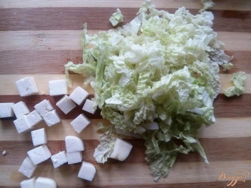 Фото приготовление рецепта: Салат с пастой, сыром фета и помидорами черри шаг №2