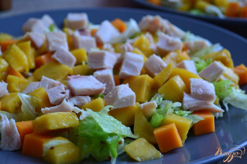 Фото приготовление рецепта: Салат с курицей и манго шаг №6