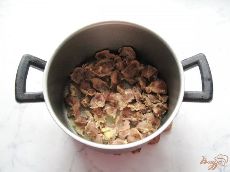 Фото приготовление рецепта: Каша из пшена с куриными желудками и грибами шаг №2