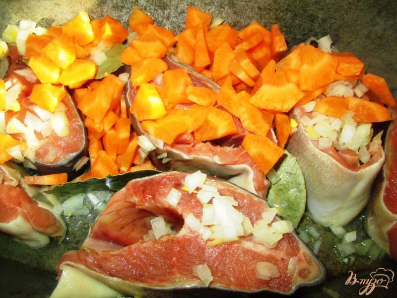 Фото приготовление рецепта: Тушеная горбуша с овощами шаг №3