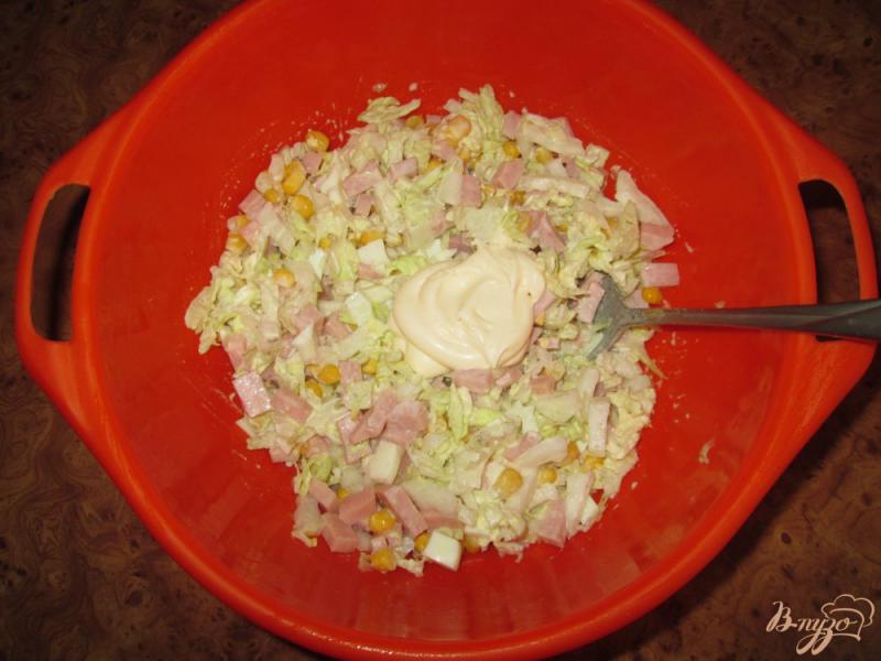 Фото приготовление рецепта: Салат с пекинской капустой и ветчиной шаг №5