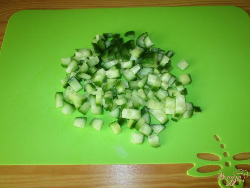 Фото приготовление рецепта: Салат с красной фасолью и сыром шаг №4