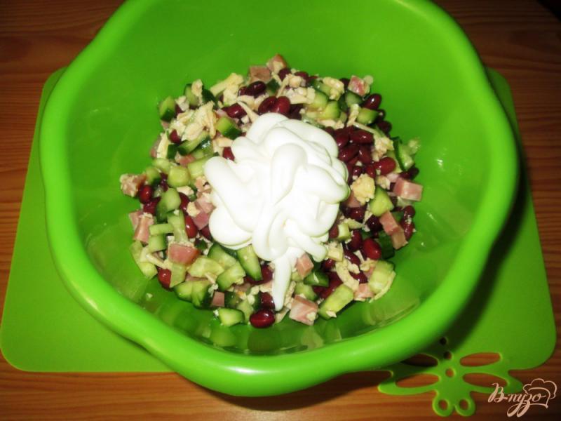 Фото приготовление рецепта: Салат с красной фасолью и сыром шаг №5