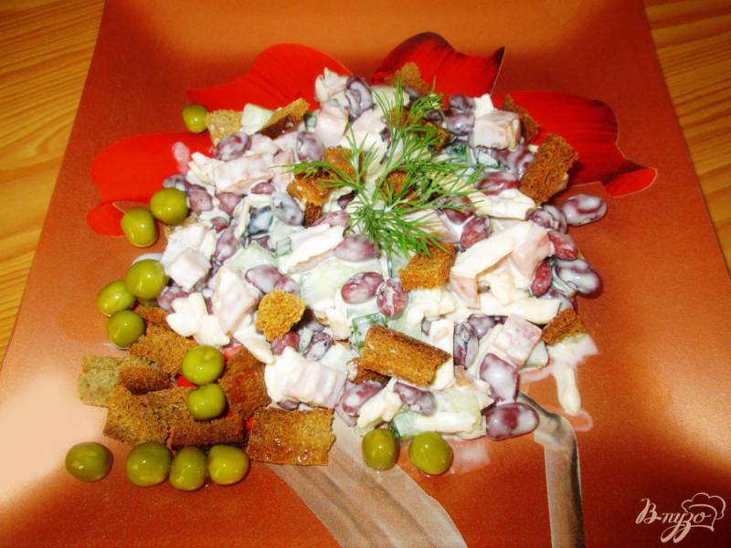 Фото приготовление рецепта: Салат с красной фасолью и сыром шаг №8