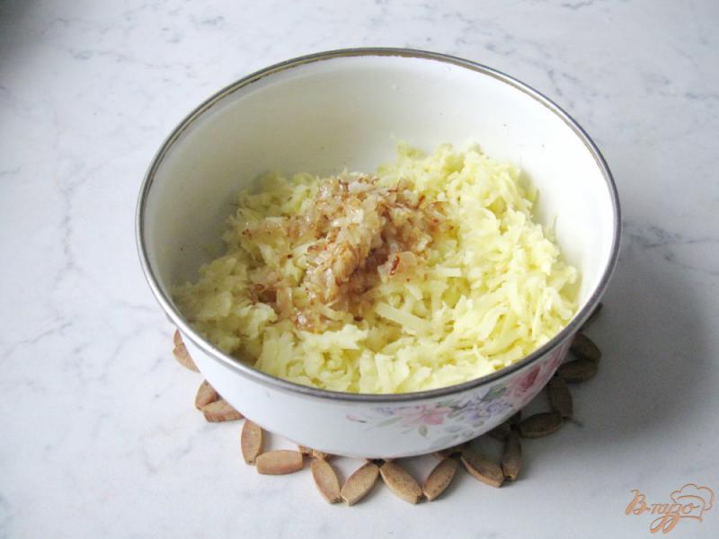 Фото приготовление рецепта: Картофельные котлеты с сыром и зеленью шаг №5