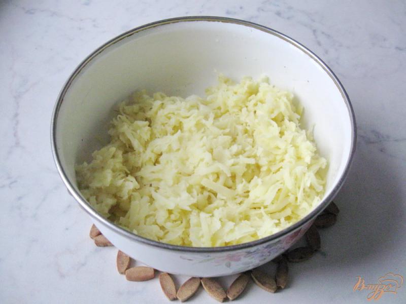 Фото приготовление рецепта: Картофельные котлеты с сыром и зеленью шаг №4