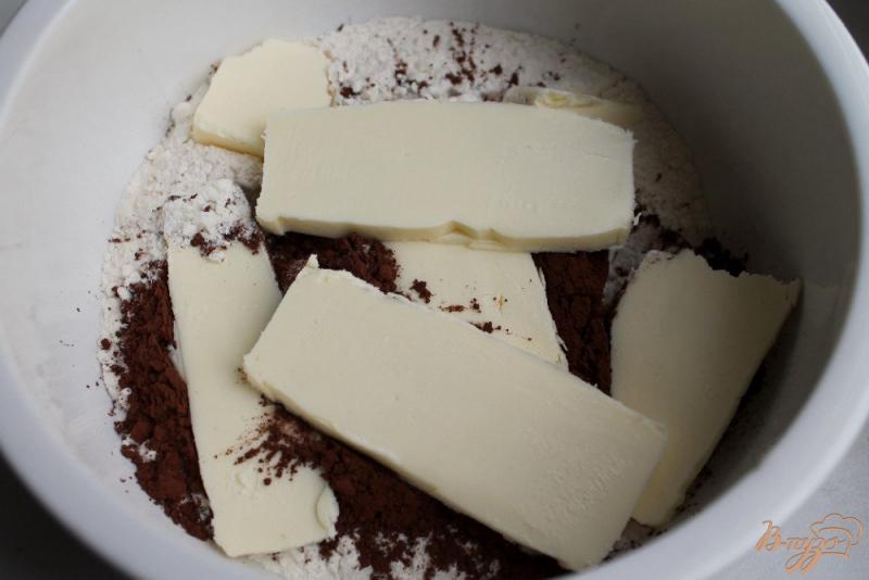 Фото приготовление рецепта: Шоколадный пирог с творожным суфле шаг №2