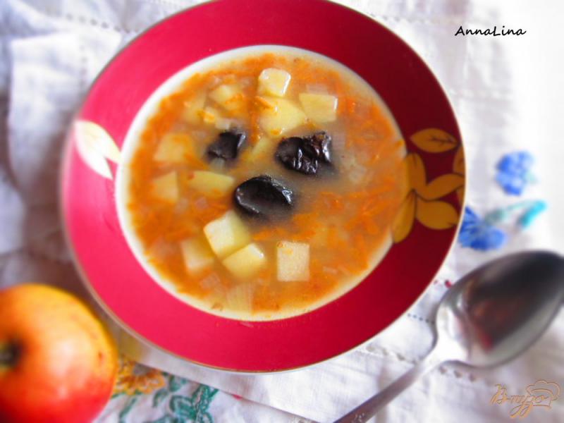 Фото приготовление рецепта: Куриный суп с черносливом и яблоком шаг №6