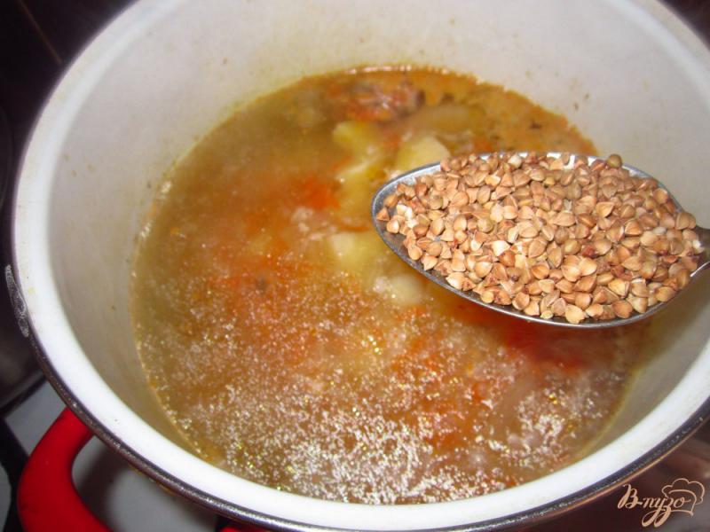 Фото приготовление рецепта: Куриный суп с черносливом и яблоком шаг №4