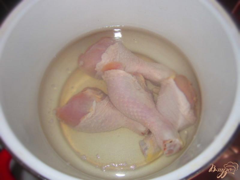 Фото приготовление рецепта: Куриный суп с черносливом и яблоком шаг №1