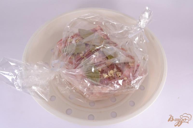 Фото приготовление рецепта: Грудинка свиная с чесноком и перцем в мультиварке шаг №5