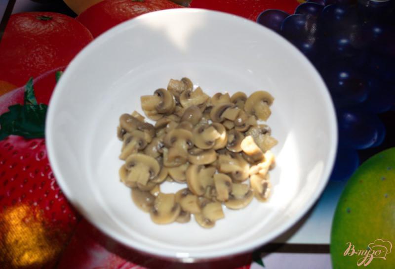 Фото приготовление рецепта: Салат  грибами и твердым сыром шаг №1