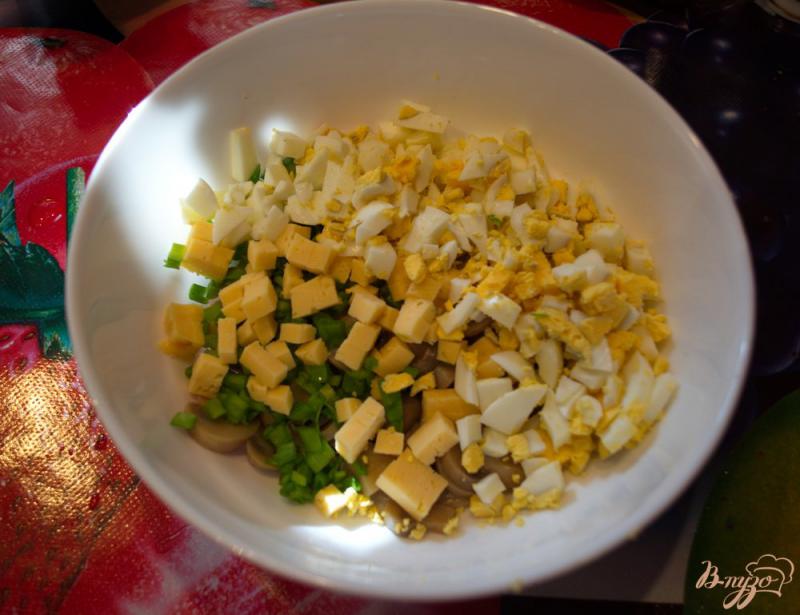 Фото приготовление рецепта: Салат  грибами и твердым сыром шаг №3