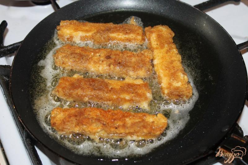 Фото приготовление рецепта: Сырные палочки со сметанным соусом шаг №7