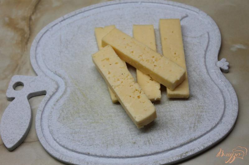 Фото приготовление рецепта: Сырные палочки со сметанным соусом шаг №2