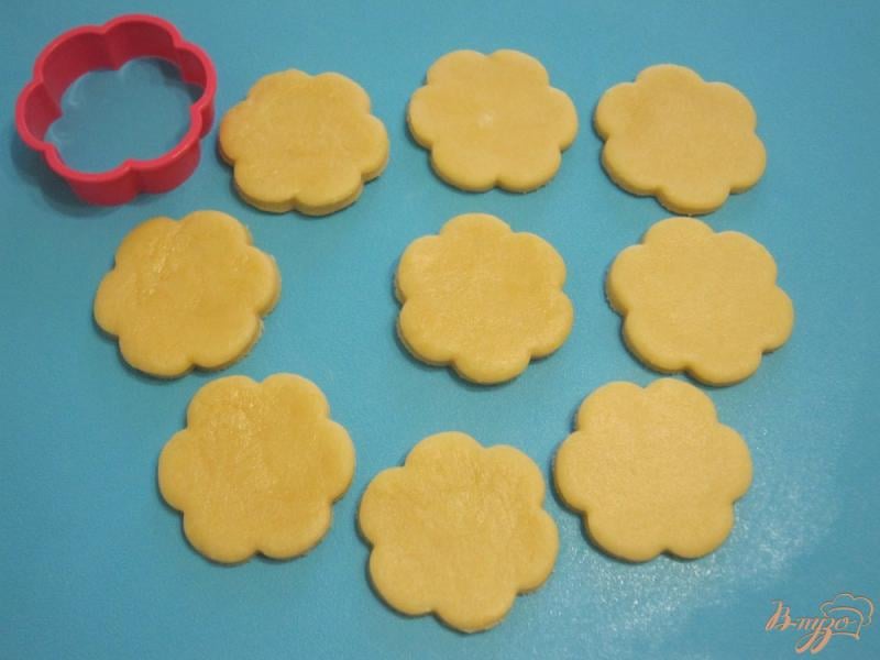 Фото приготовление рецепта: Песочные печеньки «Цветочек» шаг №5