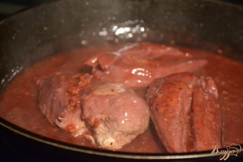 Фото приготовление рецепта: Куриные грудки в соусе из красного вина с малиной шаг №3
