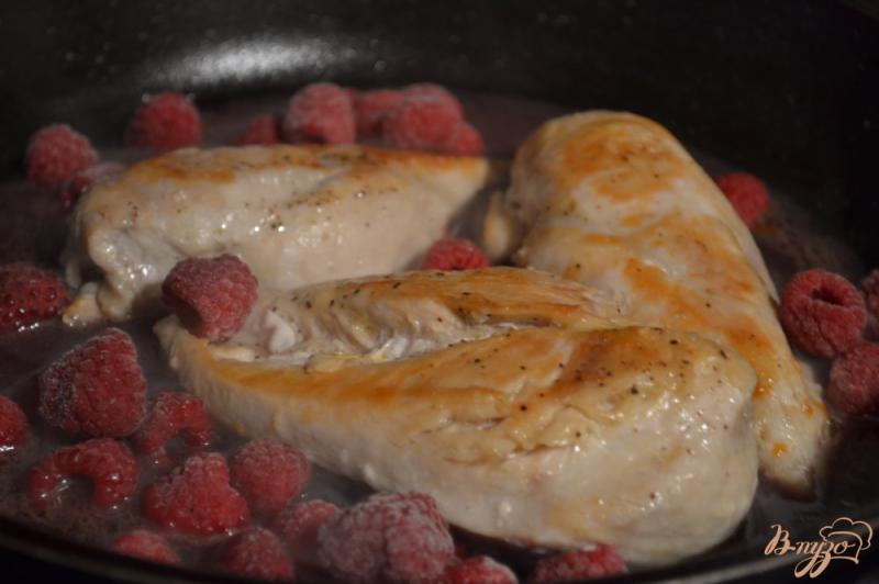 Фото приготовление рецепта: Куриные грудки в соусе из красного вина с малиной шаг №2