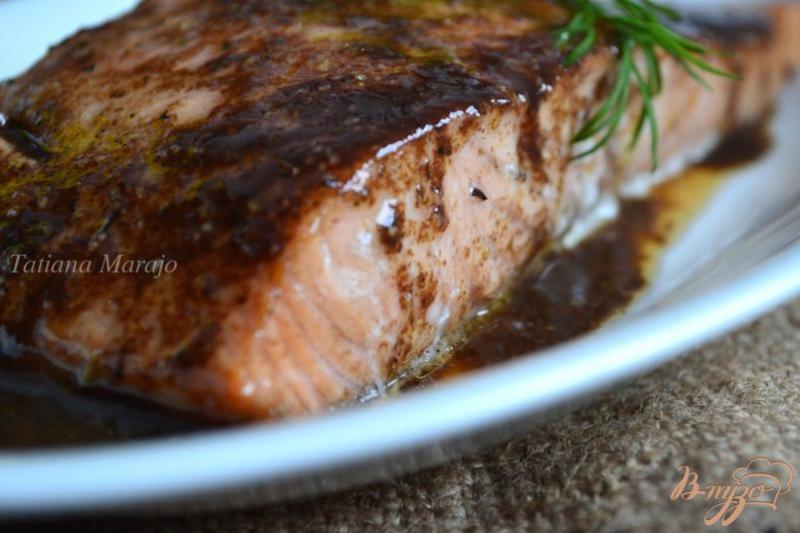 Фото приготовление рецепта: Филе лосося в винном соусе шаг №6