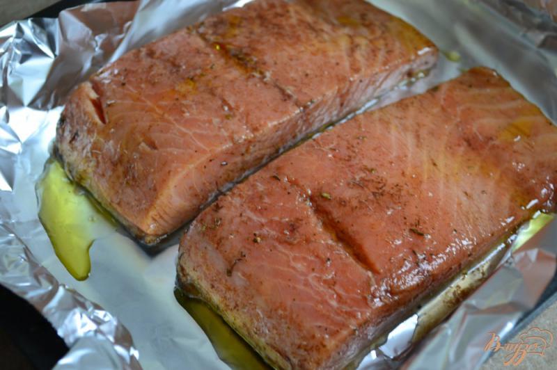 Фото приготовление рецепта: Филе лосося в винном соусе шаг №3