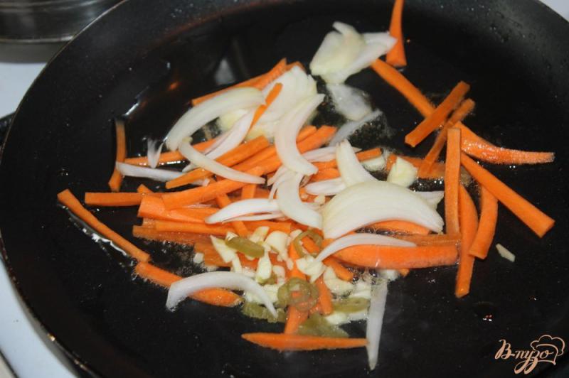 Фото приготовление рецепта: Курица с перцем чили и овощами в соусе Терияки шаг №4