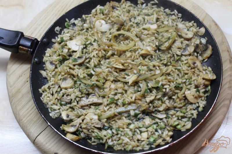 Фото приготовление рецепта: Рис с соевым соусом грибами и зеленым луком шаг №7