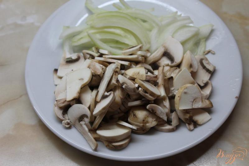 Фото приготовление рецепта: Рис с соевым соусом грибами и зеленым луком шаг №4