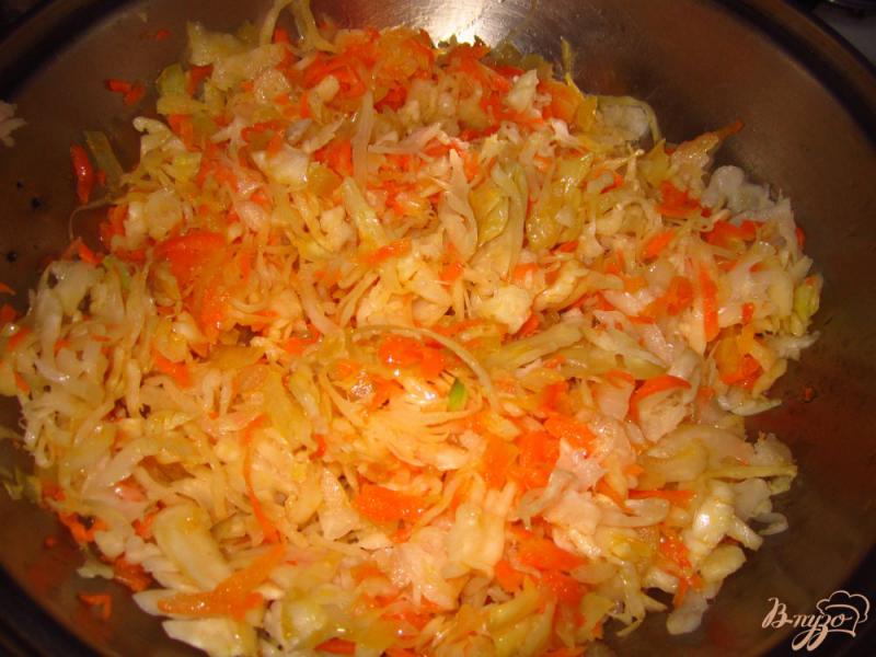 Фото приготовление рецепта: Рис с квашеной капустой и  томатом шаг №4