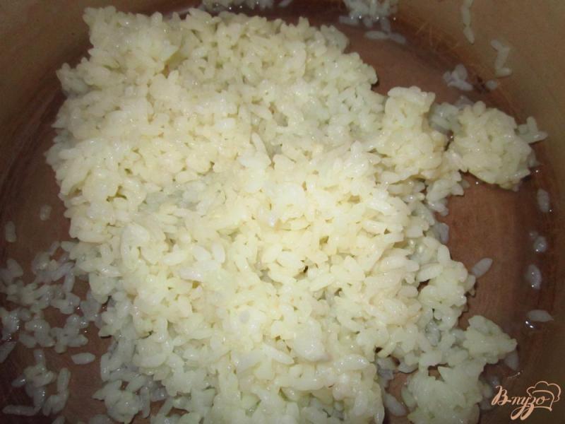 Фото приготовление рецепта: Рис с квашеной капустой и  томатом шаг №1