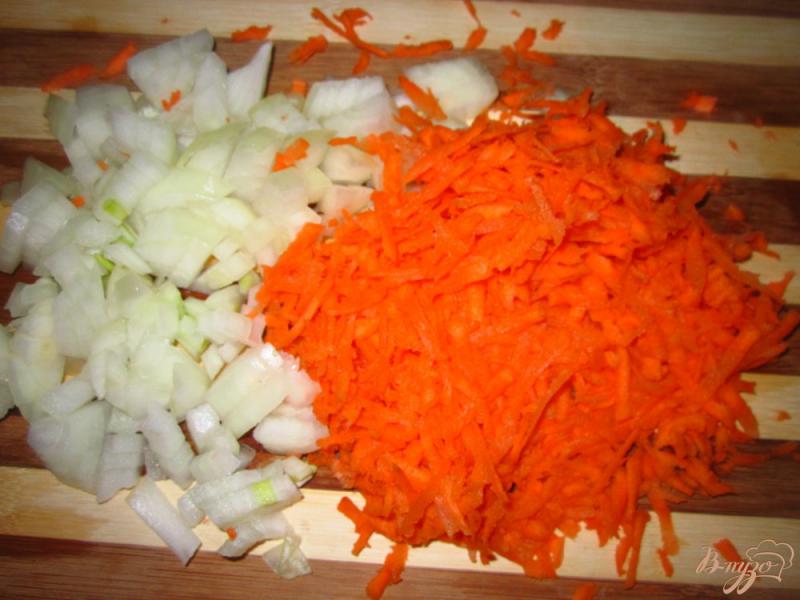Фото приготовление рецепта: Рис с квашеной капустой и  томатом шаг №2