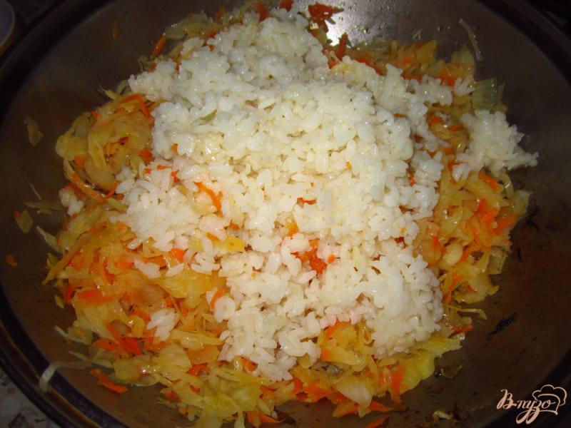 Фото приготовление рецепта: Рис с квашеной капустой и  томатом шаг №5