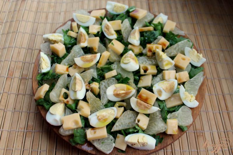 Фото приготовление рецепта: Салат со щавелем сыром и помело шаг №6