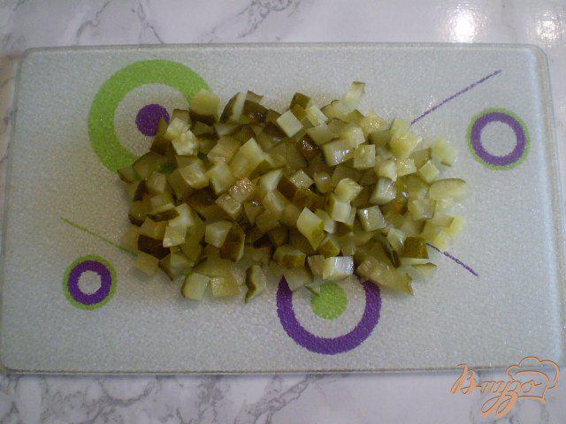 Фото приготовление рецепта: Салат с жареным толстолобиком шаг №5