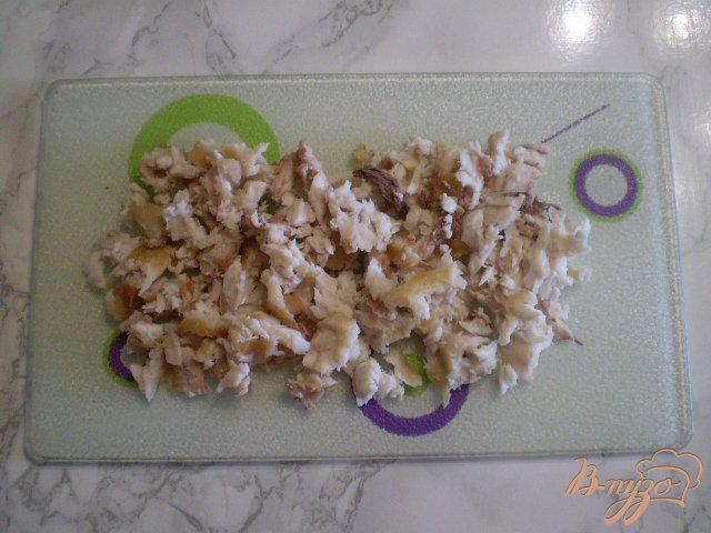 Фото приготовление рецепта: Салат с жареным толстолобиком шаг №2