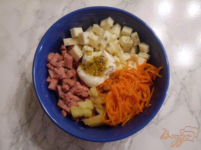 Фото приготовление рецепта: Салат с копченной колбасой и морковью по-корейски шаг №5