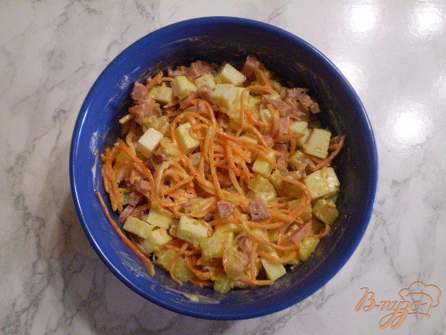 Фото приготовление рецепта: Салат с копченной колбасой и морковью по-корейски шаг №6