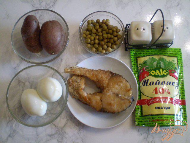 Фото приготовление рецепта: Салат с толстолобиком и горошком шаг №1