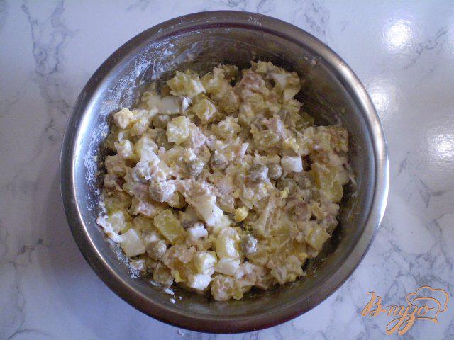 Фото приготовление рецепта: Салат с толстолобиком и горошком шаг №6