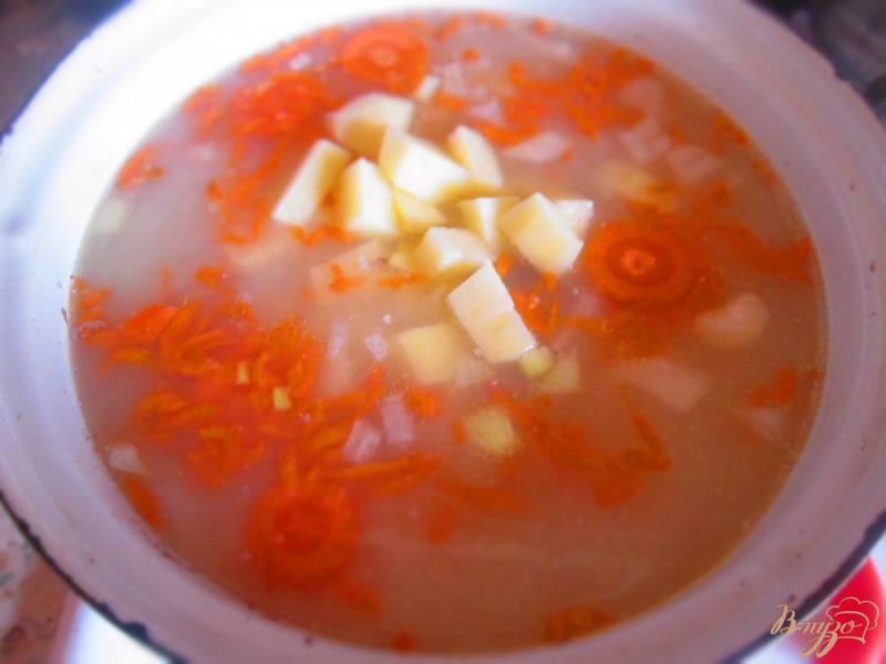 Фото приготовление рецепта: Суп с кроликом и фасолью на молоке шаг №5
