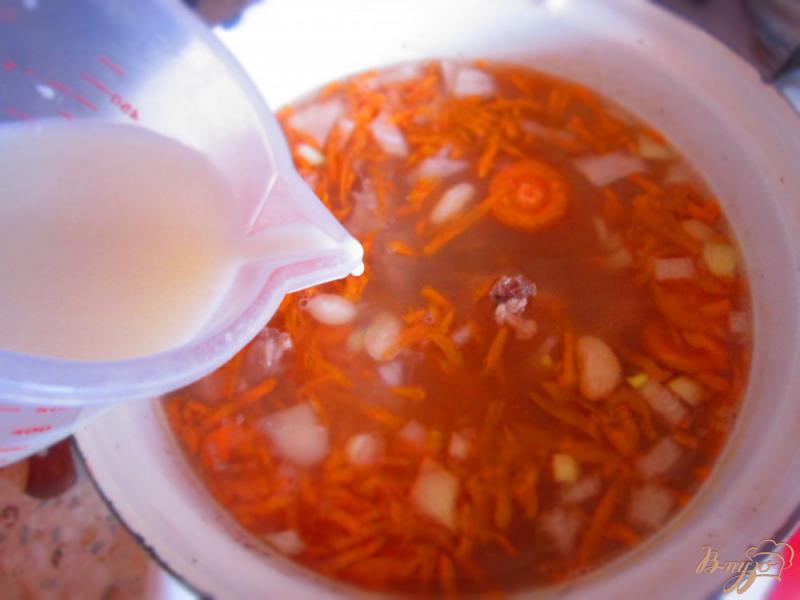 Фото приготовление рецепта: Суп с кроликом и фасолью на молоке шаг №4