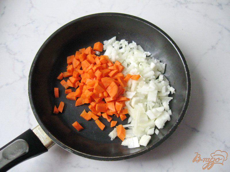 Фото приготовление рецепта: Суп с красной чечевицей и томатом шаг №1