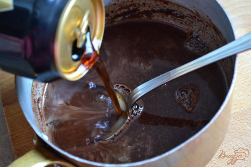 Фото приготовление рецепта: Шоколадный пирог с темным пивом Guinness шаг №3